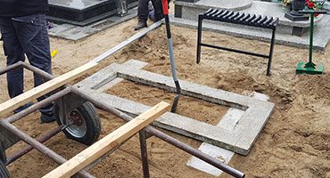 Podnoszenie zapadniętych pomników - usługi kamieniarskie Wrocław